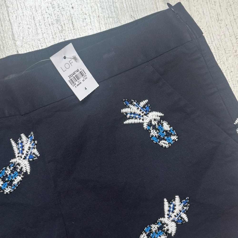 NWT LOFT Pineapple Embroidery Chino Shorts Size 4 - Picture 3 of 6